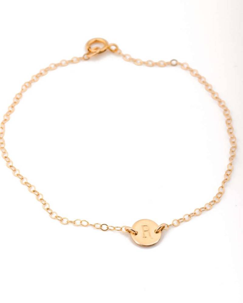 14K Gold Filled Anfangsarmband, Personalisierter Disc-Charme von OlizzJewelry