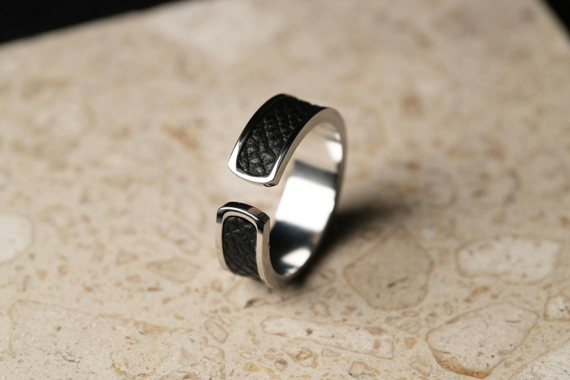 Edelstahlring Reno - Silber/ Schwarz Edelstahlring Reno - Silber/ Schwarz von OllisInteriorShop