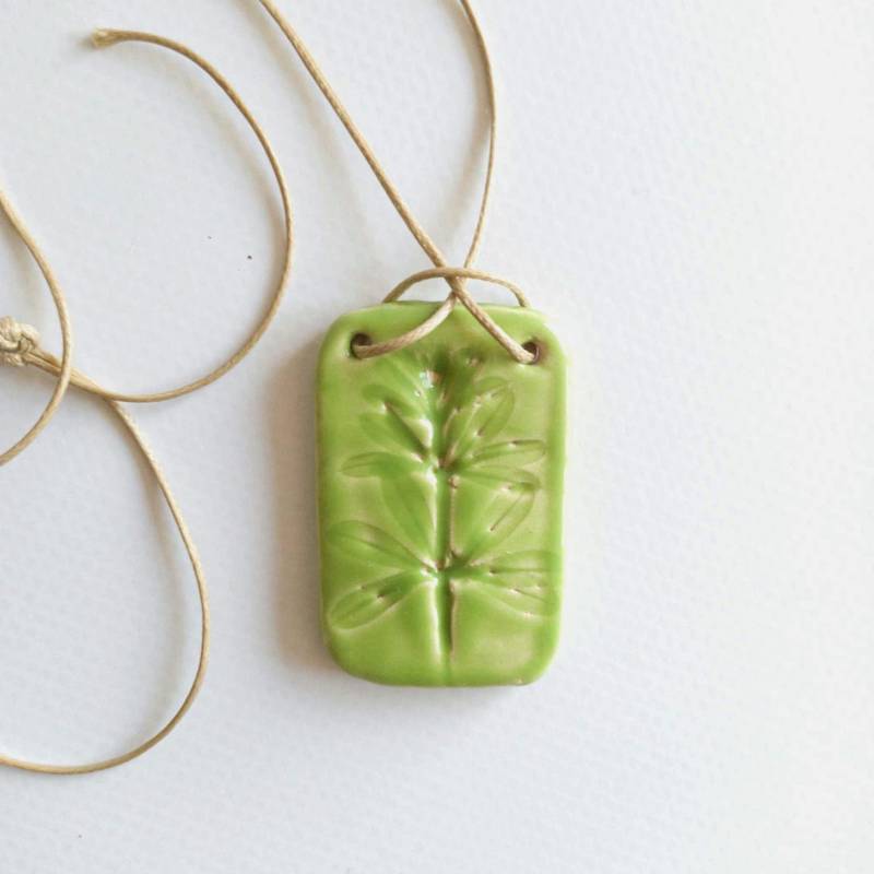 Handgefertigte Keramik Anhänger Halskette Gepresste Wild Plant Design von OlliveCeramics