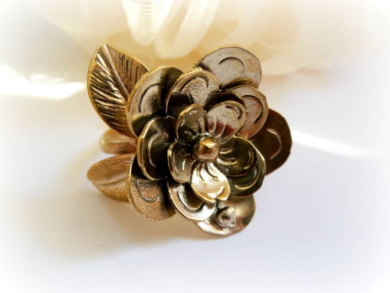 Blumen Ring - Metallring Gold Ring Großer Statement Handgemachter Skulpturaler Schmuck von Olympias