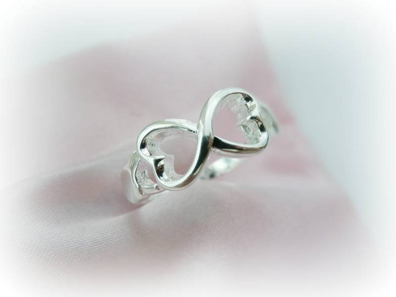 Liebe Infinity Ring - Benutzerdefinierte Herz Liebesknoten Sterling Silber von Olympias