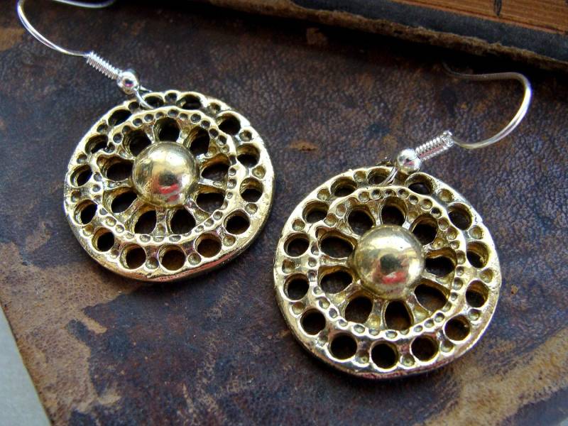 Runde Messing Ohrringe - Rad Moderne Ohrring Metallarbeit Mittelalterliche Runde Messing Ohrringe - Rad Moderne Ohrring Metallarbeit Mittelalterliche von Olympias