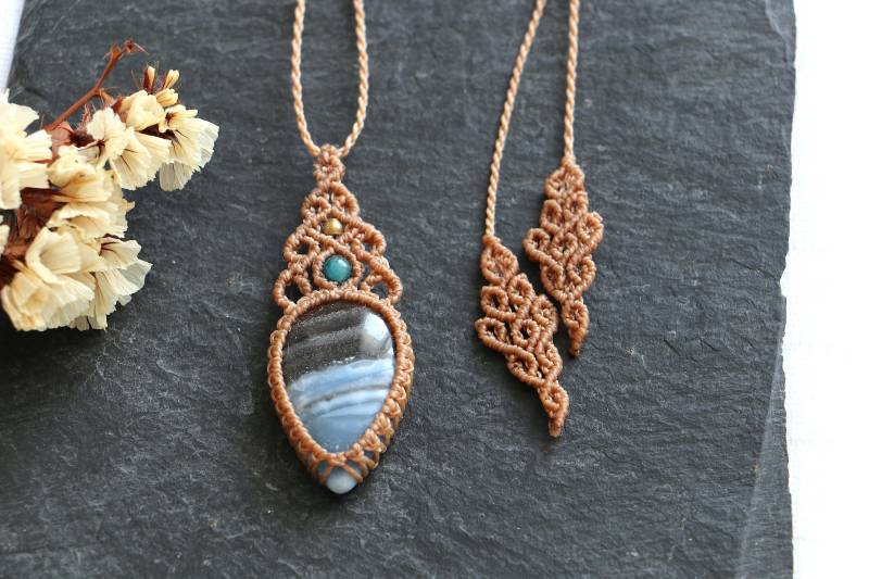 Blaue Opalkristall-Halskette | Makramee-Anhänger Naturstein Yoga Handgefertigter Schmuck Boho-stil Weihnachtsgeschenk Für Frauen von OmLurra