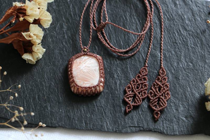 Halskette Aus Skolezitkristall | Makramee-Anhänger Naturstein Damenschmuck Handgefertigter Boho-Hippie Weihnachtsgeschenk von OmLurra