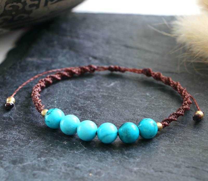 Makramee-Armband Mit Türkisfarbenen Perlen | Handgefertigter Schmuck Im Boho-Hippie-Chic-stil Lithotherapie-Kristalle Glück Wohlbefinden von OmLurra