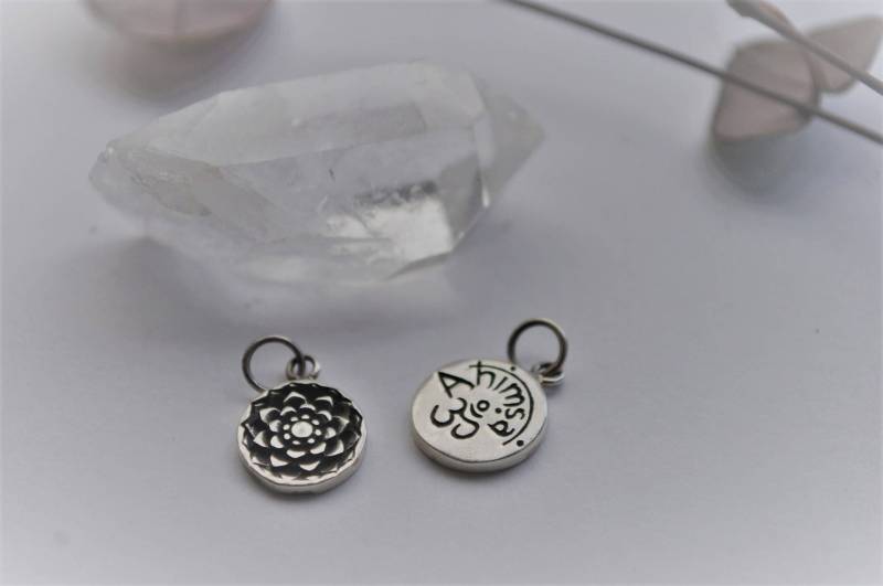 Ahimsa Anhänger | Handgefertigter Schmuck Meditationsschmuck Spirituelles Geschenk Muttertag Yoga Liebhaber Om Mani Padma Weihnachtsgeschenk Ahimsa Anhänger | Handgefertigter Schmuck Meditationsschmuck Spirituelles Geschenk Muttertag Yoga Liebhaber Om Mani Padma Weihnachtsgeschenk von OmShantiSpace