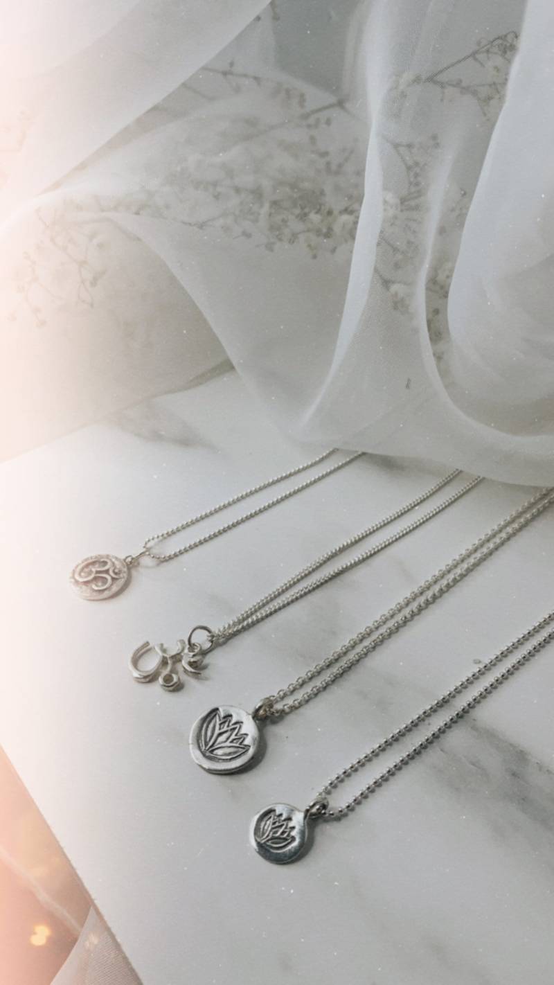 Lotus Anhänger Aus Sterling Silber | Om Mani Padme Hum Meditationsschmuck Spirituelles Geschenk Heilender Schmuck Yoga Muttertagsgeschenk Lotus Anhänger Aus Sterling Silber | Om Mani Padme Hum Meditationsschmuck Spirituelles Geschenk Heilender Schmuck Yoga Muttertagsgeschenk von OmShantiSpace