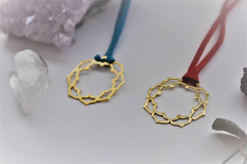 Lotus Mandala Halskette | Blume Meditation Schmuck Muttertagsgeschenk Stärke Yoga-Liebhaber-Geschenk Geschenk Für Sie Lotus Mandala Halskette | Blume Meditation Schmuck Muttertagsgeschenk Stärke Yoga-Liebhaber-Geschenk Geschenk Für Sie von OmShantiSpace