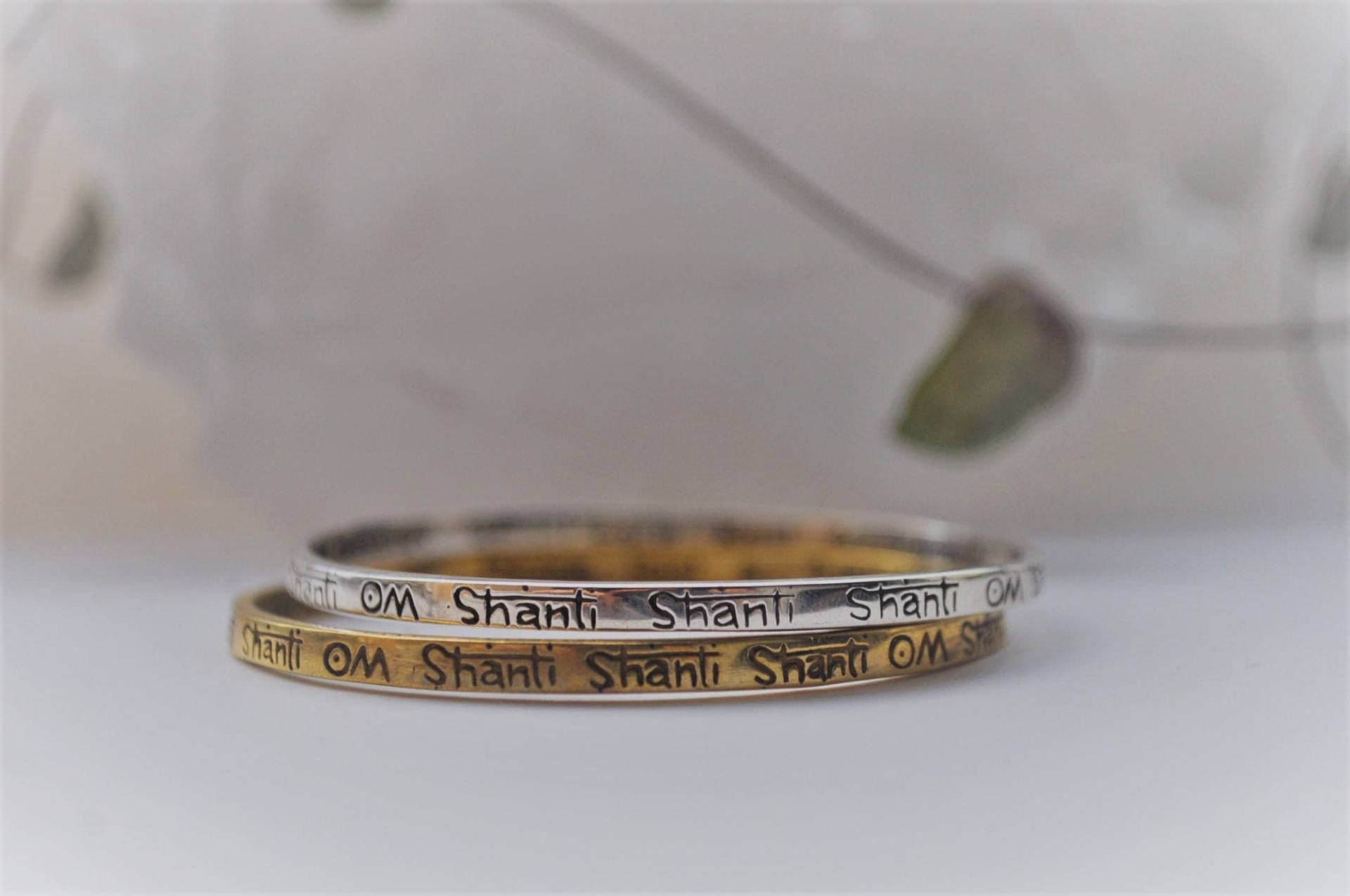 Om Shanti Armreif - Spirituelles Geschenk | Yoga-Liebhaber Yoga Geschenke Für Sie Frieden Weihnachtsgeschenk Weihnacht Om Shanti Armreif - Spirituelles Geschenk | Yoga-Liebhaber Yoga Geschenke Für Sie Frieden Weihnachtsgeschenk Weihnacht von OmShantiSpace