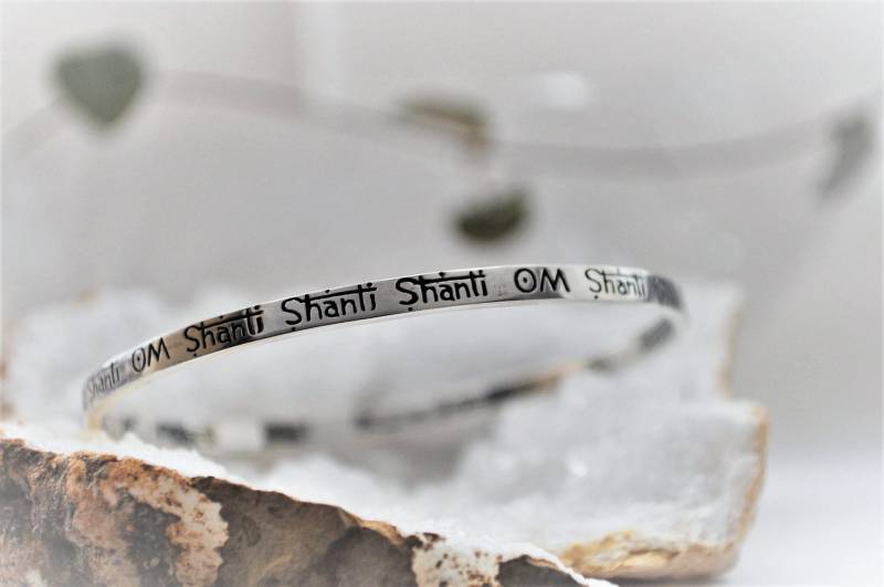 Om Shanti Sterling Silber Armreif ॐ Meditation Schmuck | Spiritueller Muttertag Yoga Liebhaber Geschenk Weihnachtsgeschenk Om Shanti Sterling Silber Armreif ॐ Meditation Schmuck | Spiritueller Muttertag Yoga Liebhaber Geschenk Weihnachtsgeschenk von OmShantiSpace