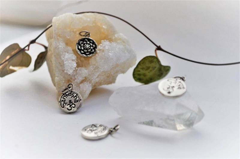 Santosha Anhänger | Lotus Schmuck Yoga Philosophie Stärke Meditationsschmuck Spirituelles Geschenk Zum Muttertag Für Yoga-Liebhaber Santosha Anhänger | Lotus Schmuck Yoga Philosophie Stärke Meditationsschmuck Spirituelles Geschenk Zum Muttertag Für Yoga-Liebhaber von OmShantiSpace