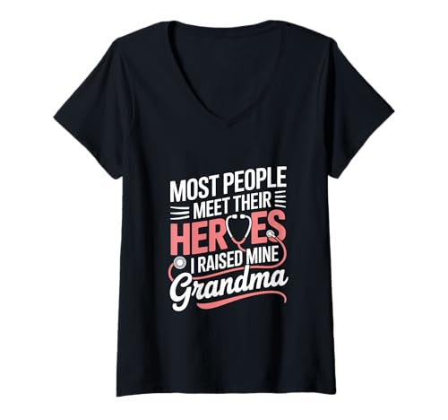 Damen Most People Meet Their Heroes I Raised Mine Grandma T-Shirt mit V-Ausschnitt Damen Most People Meet Their Heroes I Raised Mine Grandma T-Shirt mit V-Ausschnitt von Oma Spruch Helden Enkel Pflege Herz Medizin