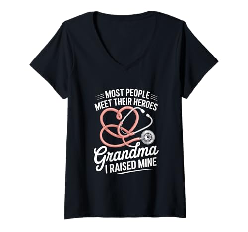 Damen Die Meisten Treffen Ihre Helden Oma Ich Habe Meinen Erzogen T-Shirt mit V-Ausschnitt Damen Die Meisten Treffen Ihre Helden Oma Ich Habe Meinen Erzogen T-Shirt mit V-Ausschnitt von Oma Spruch Heldin Herz Stethoskop Familie Liebe