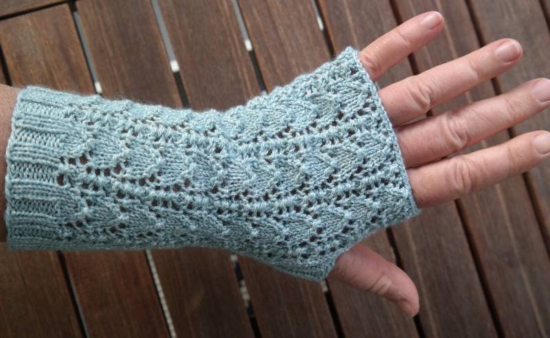 Armstulpen Mit Daumenkeil, Lochmuster, Hellblau Oder Hellgrün, Gestrickt, Baumwolle/ Stulpen, Ajourmuster, Pulswärmer, Stulpen Handgestrickt von OmaGrete