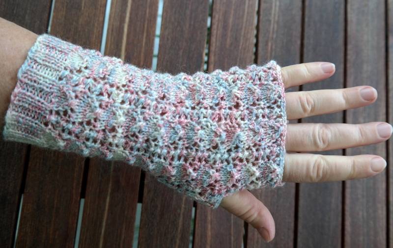 Armstulpen Mit Lochmuster, Pastell-Rot-Blau/ Stulpen, Handstulpen, Ajourmuster, Pulswärmer, Stulpen Handgestrickt, Daumenkeil von OmaGrete