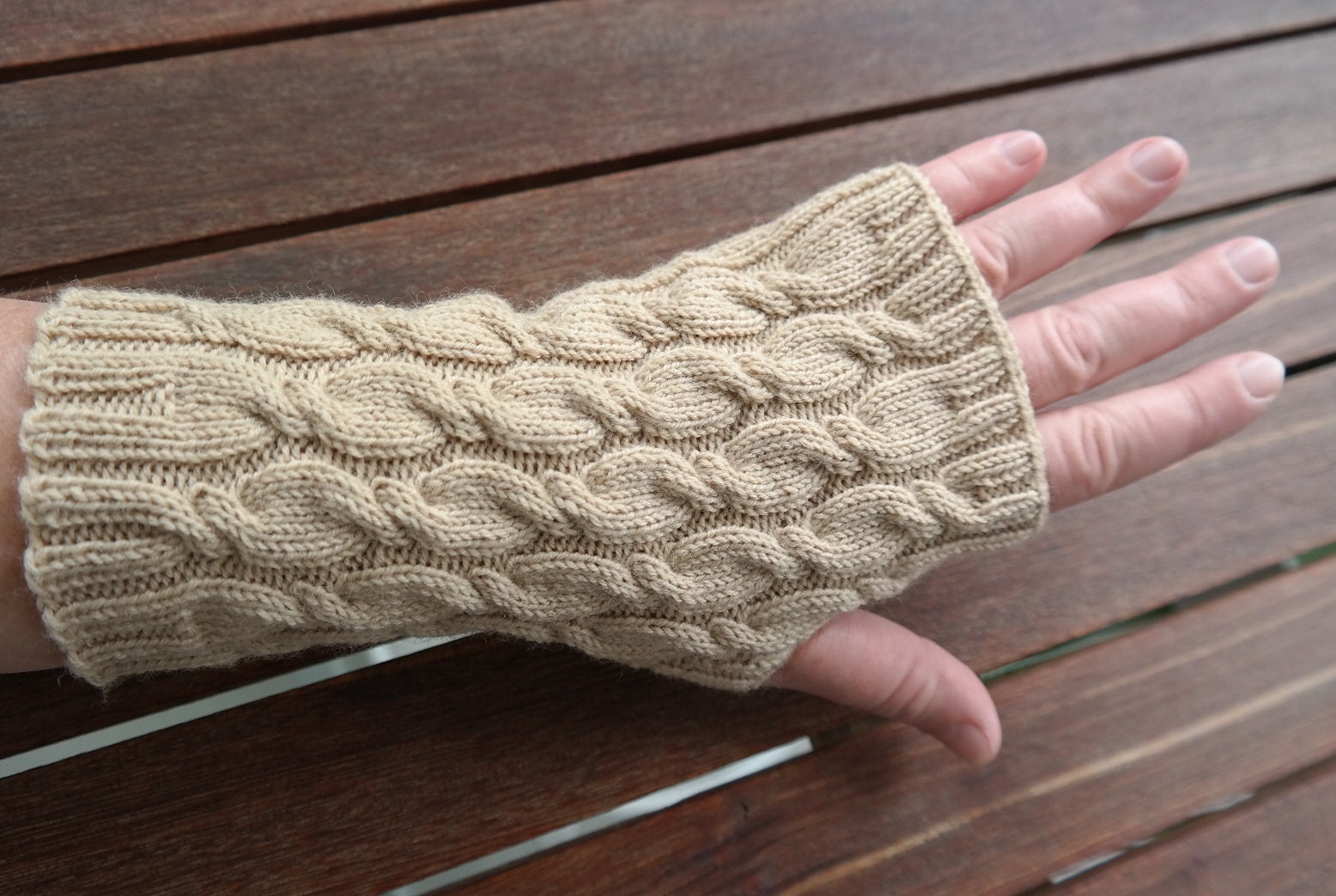 Merino Armstulpen Mit Zopfmuster, Camel/Beige, Daumenkeil, Wolle /Handstulpen, Pulswärmer, Stulpen, Fingerfreie Handschuhe von OmaGrete