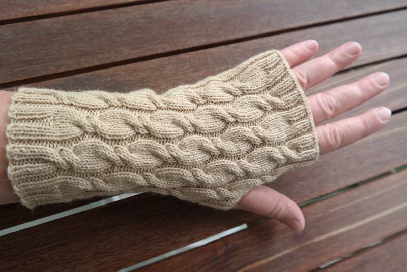 Merino Armstulpen Mit Zopfmuster, Camel/Beige, Daumenkeil, Wolle /Handstulpen, Pulswärmer, Stulpen, Fingerfreie Handschuhe von OmaGrete