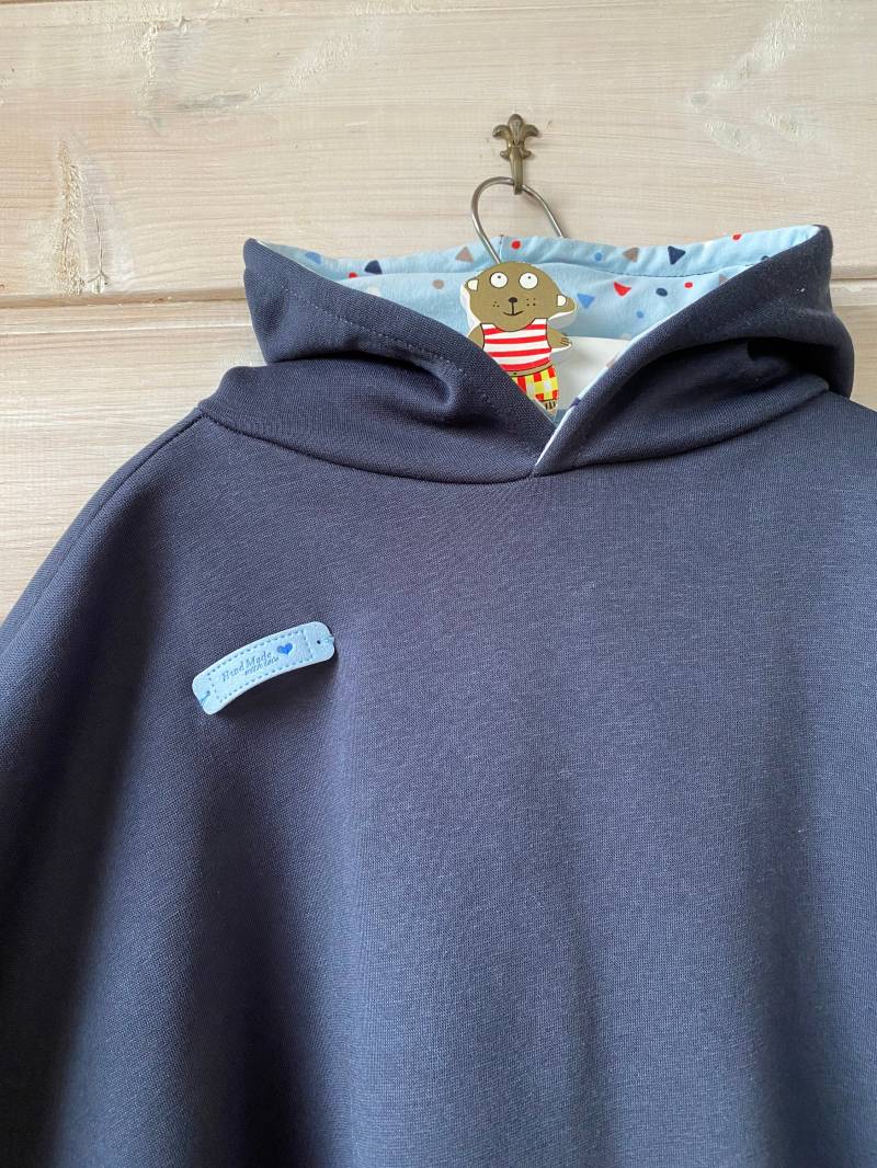 Autositz/Kinderwagen Poncho Mit Kapuze.unverzichtbar Für Die Sicherheit Ihres Babys Und Kleinkind. Kuscheliger Wintersweat von OmaMiaDesigns