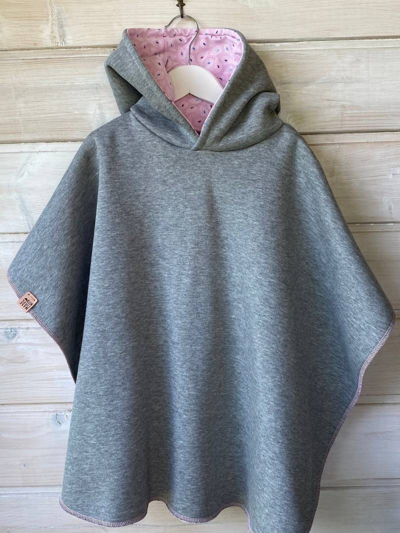 Autositz/Kinderwagen Poncho Mit Kapuze.unverzichtbar Für Die Sicherheit Ihres Babys Und Kleinkind. Kuscheliger Wintersweat von OmaMiaDesigns