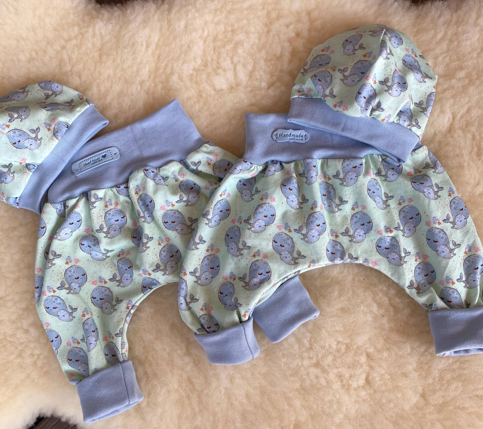 Zwillings Pumphosen Mit Mützchen. Mega Süßer Stoff. Größe Frühchen Bis 50 von OmaMiaDesigns