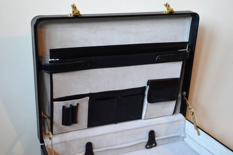 stabile Alte Aktentasche Mit Vielen Innenfächern von OmasVintageDE