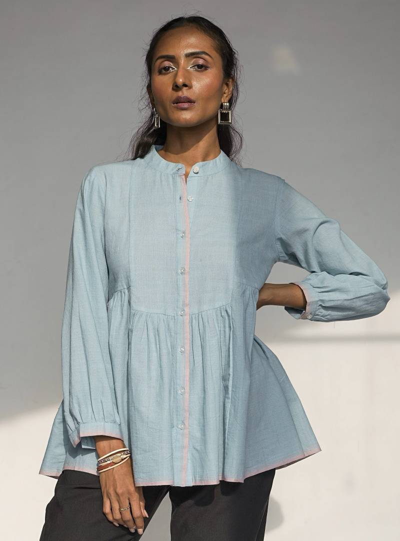 Blaue Handloom Baumwollbluse Stehkragen, Rosa Borte, Häkelknöpfe, Boho-Top Mit Entspannter Passform, Hinten Gebunden, Langarmshirt von OmbrePret