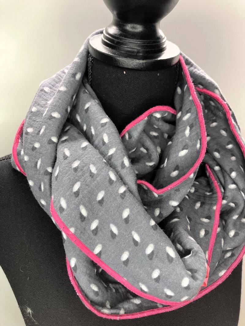 Musselin Loop, Double Gauze Loopschal, Damen, Leomuster Grau, Schwarz Weiss, Pinkfarbener Rand Und Einem Kundstofflabel von Omelinchen