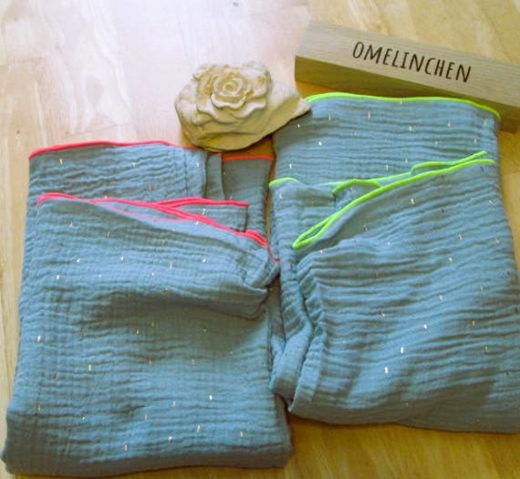 Musselin Loop, Double Gauze Loopschal, Damen, Mintfarben Mit Feinen Goldenen Strichen Und Einem Rand Neonpink Oder Neongelb von Omelinchen