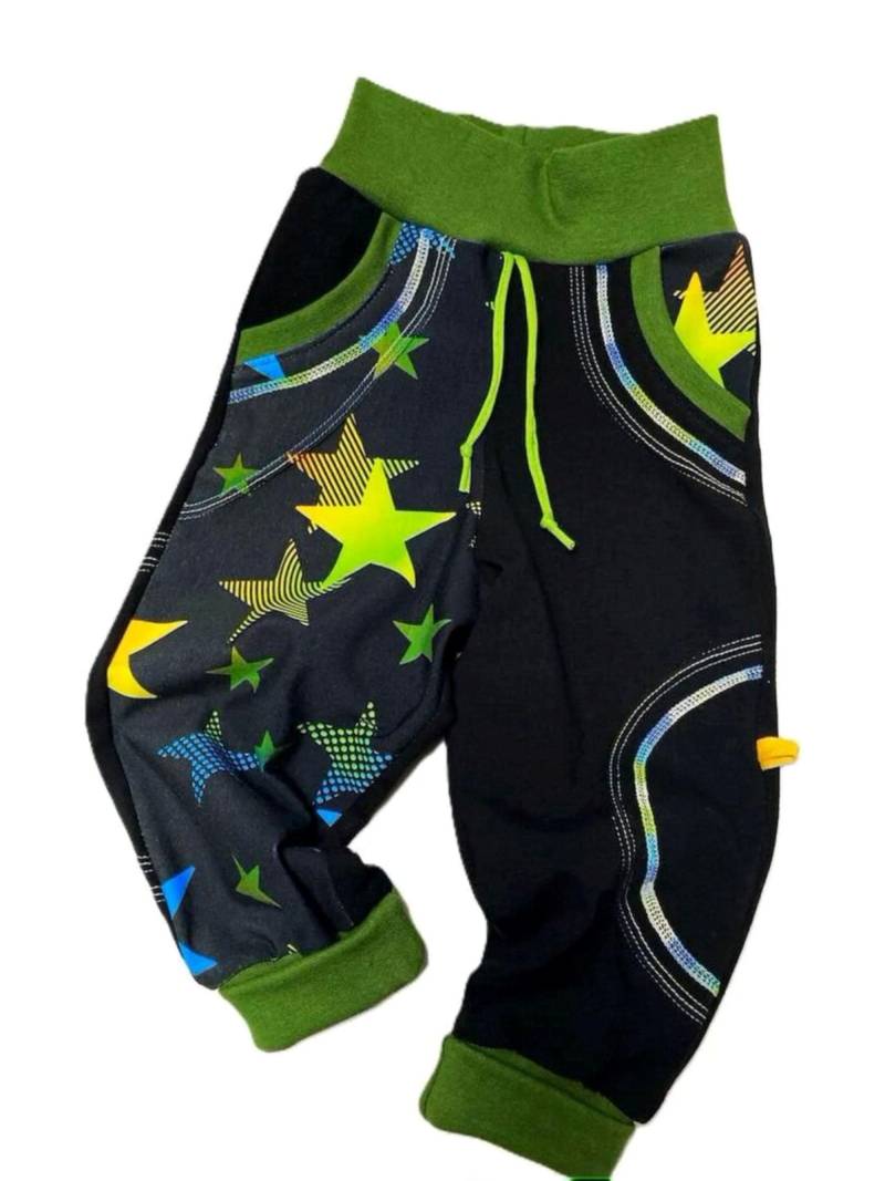 Gr. 74 /80 Pumphose Junge Jogginghose Baby Hose Babyhose Cargohose Babykleidung Kinderkleidung Bequeme Kinderhose Sterne Schwarz Grün Unikat von OmennyS