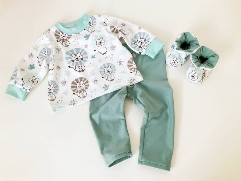Gr. 74 Junge Baby Hose Pullover Halstuch Beanie Mütze Kombinierbar Babyhose Shirt Leggings Löwe Löwenköpfe Weiß Öko Schuhe, Zipfelmütze von OmennyS