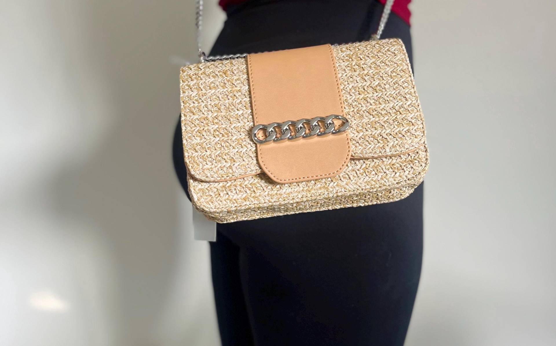 Handgewebte Stroh Umhängetasche - Boho Handtasche Mit Veganem Lederbesatz Und Silbernen Beschlägen, Leichte Schultertasche Für Jeden Tag Handgewebte Stroh Umhängetasche - Boho Handtasche Mit Veganem Lederbesatz Und Silbernen Beschlägen, Leichte Schultertasche Für Jeden Tag von OmiiBoutique