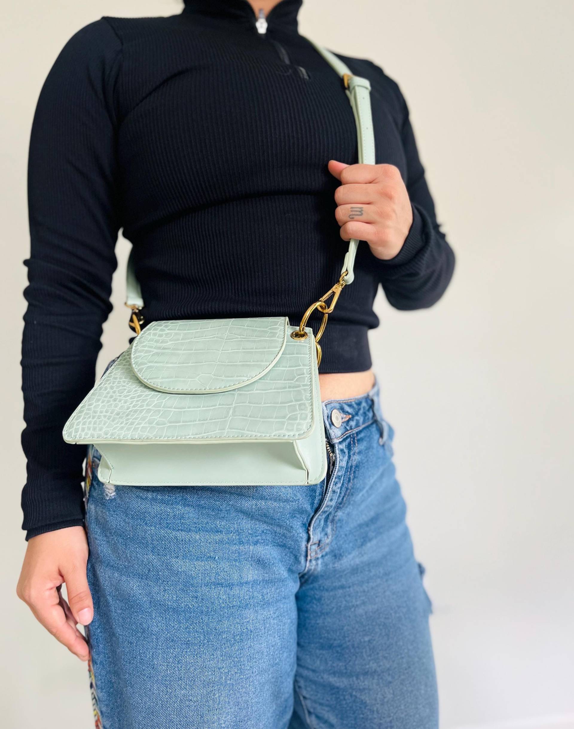 Petrolfarbene Schlangen-Leder-Umhängetasche Mit Goldfarbener Metall-Hardware - Kleine Schultertasche, Wandelbare Geldbörse & Ledertasche Petrolfarbene Schlangen-Leder-Umhängetasche Mit Goldfarbener Metall-Hardware - Kleine Schultertasche, Wandelbare Geldbörse & Ledertasche von OmiiBoutique
