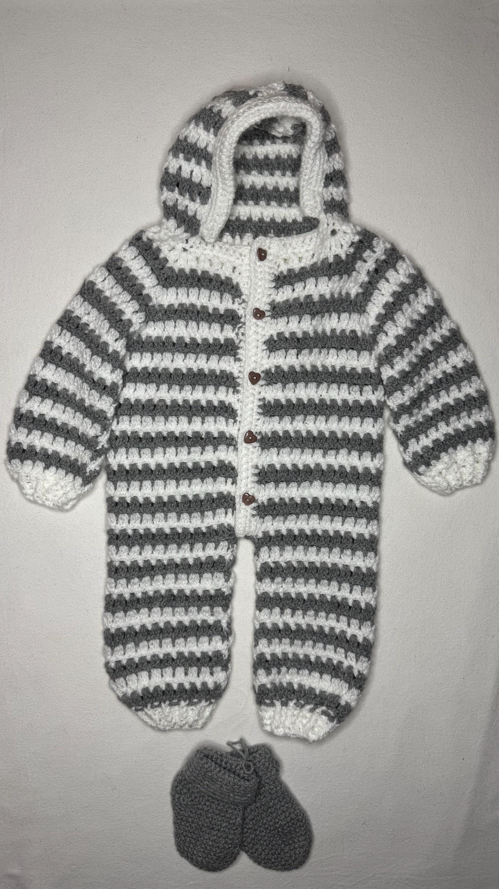 Baby-Einteiler Gehäkelt - Grau-Weiß Mit Kapuze | Gr. 62 Unikat Handgemacht Geschenkidee Baby-Einteiler Gehäkelt - Grau-Weiß Mit Kapuze | Gr. 62 Unikat Handgemacht Geschenkidee von OmisZauberhand