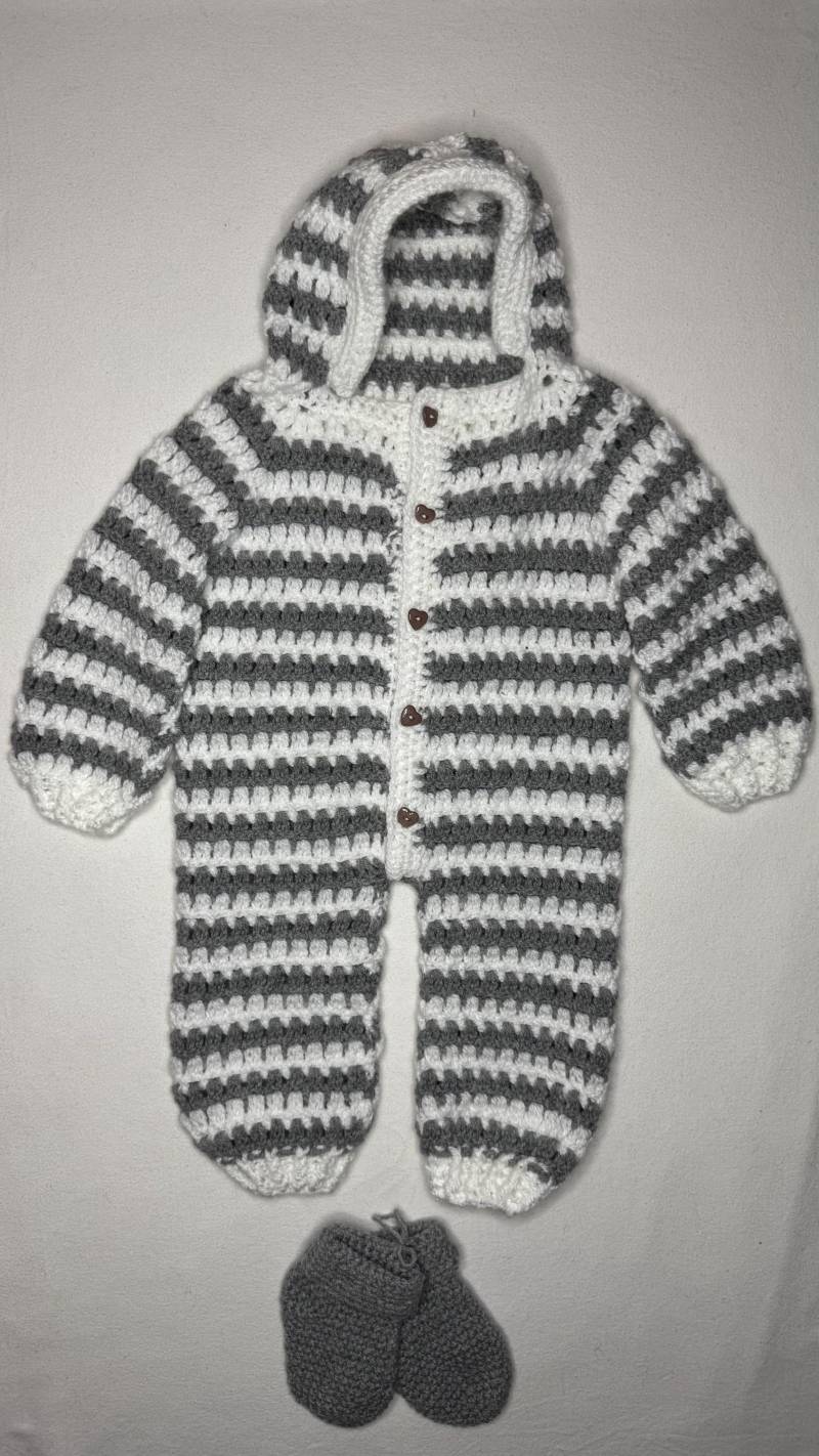 Baby-Einteiler Gehäkelt - Grau-Weiß Mit Kapuze | Gr. 62 Unikat Handgemacht Geschenkidee Baby-Einteiler Gehäkelt - Grau-Weiß Mit Kapuze | Gr. 62 Unikat Handgemacht Geschenkidee von OmisZauberhand
