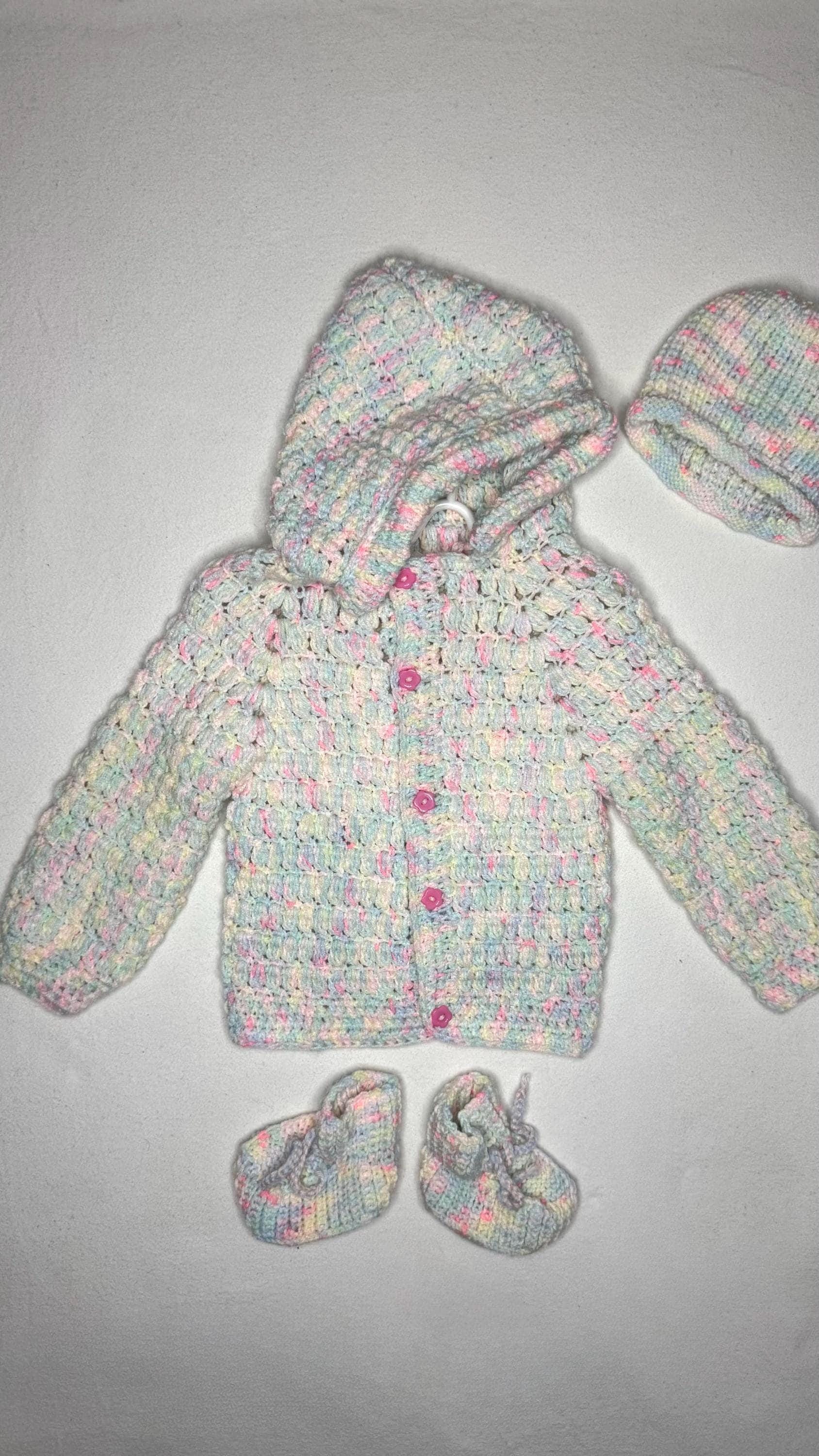 Babyset Gehäkelt - Bunt Mit Rosa Blumenknöpfen, Kapuze | Jacke, Mütze, Socken Gr. 62 Unikat Handgemacht Geschenkidee Babyset Gehäkelt - Bunt Mit Rosa Blumenknöpfen, Kapuze | Jacke, Mütze, Socken Gr. 62 Unikat Handgemacht Geschenkidee von OmisZauberhand