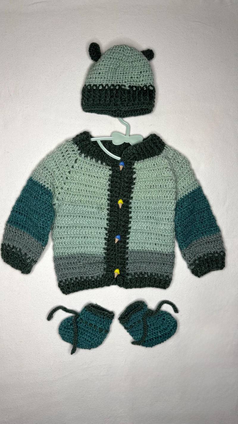 Babyset Gehäkelt - Grün-Grau Gestreift Mit Eisknöpfen & Mütze Ohren | Jacke, Mütze, Socken Gr. 80 Unikat Handgemacht Geschenkidee Babyset Gehäkelt - Grün-Grau Gestreift Mit Eisknöpfen & Mütze Ohren | Jacke, Mütze, Socken Gr. 80 Unikat Handgemacht Geschenkidee von OmisZauberhand
