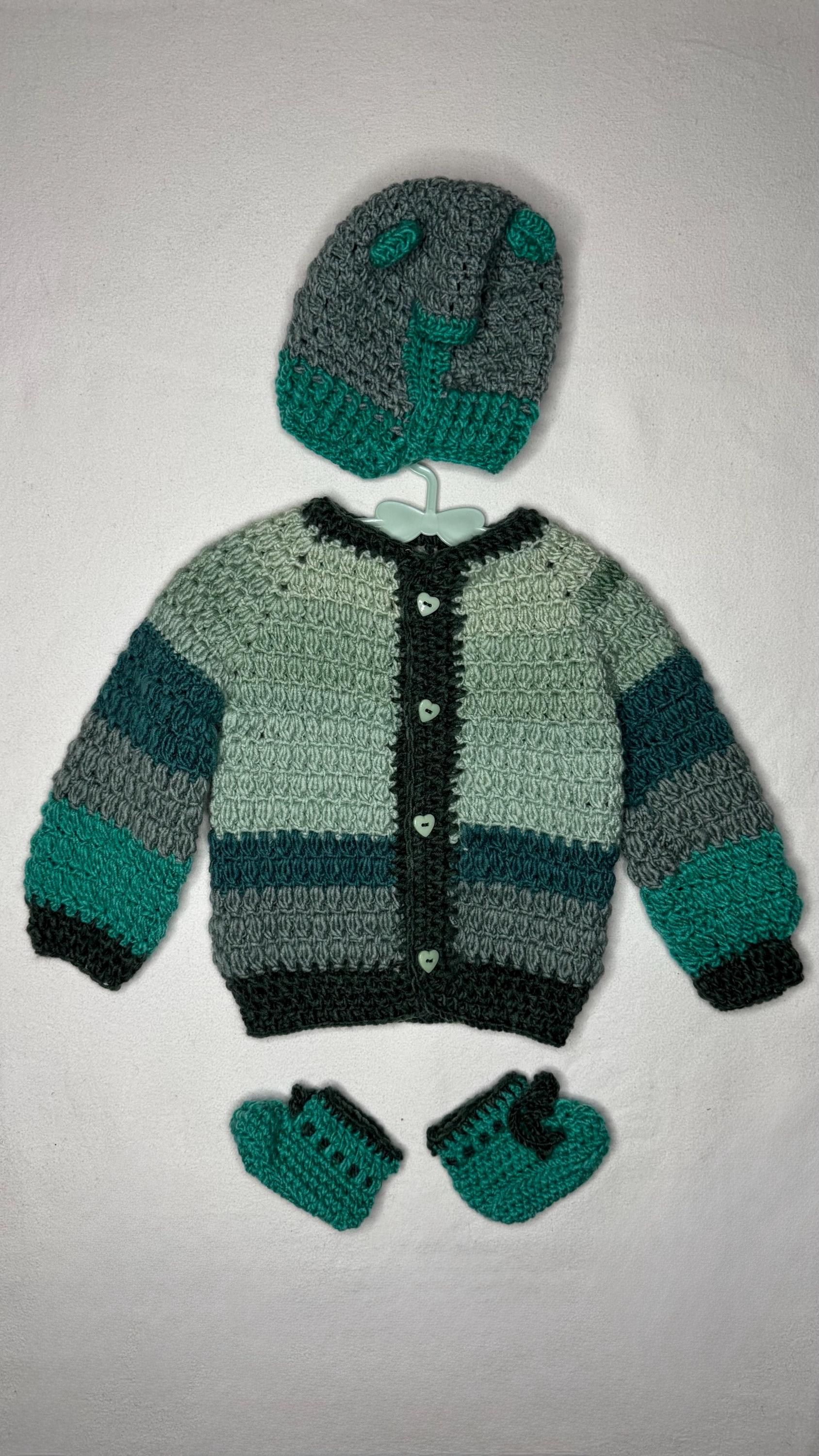 Babyset Gehäkelt - Grün-Grau Gestreift Mit Grünen Herzknöpfen & Mütze Ohren | Jacke, Mütze, Socken Gr. 74 Unikat Handgemacht Babyset Gehäkelt - Grün-Grau Gestreift Mit Grünen Herzknöpfen & Mütze Ohren | Jacke, Mütze, Socken Gr. 74 Unikat Handgemacht von OmisZauberhand