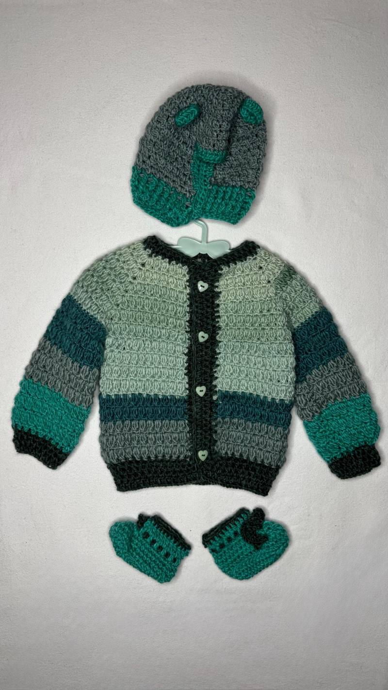 Babyset Gehäkelt - Grün-Grau Gestreift Mit Grünen Herzknöpfen & Mütze Ohren | Jacke, Mütze, Socken Gr. 74 Unikat Handgemacht Babyset Gehäkelt - Grün-Grau Gestreift Mit Grünen Herzknöpfen & Mütze Ohren | Jacke, Mütze, Socken Gr. 74 Unikat Handgemacht von OmisZauberhand