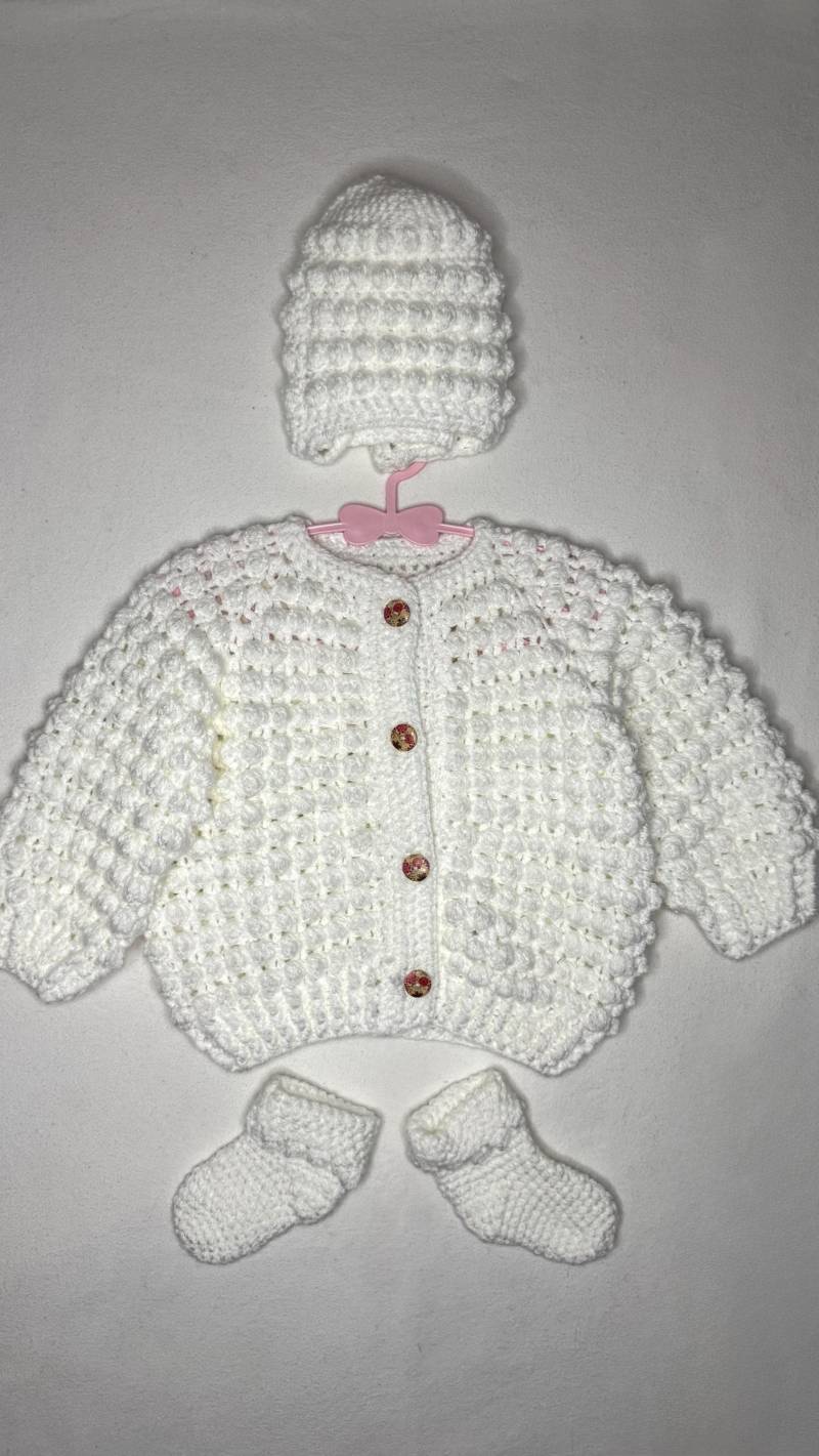 Babyset Gehäkelt - Weiß Mit Blumenknöpfen | Jacke, Mütze & Socken Gr. 86 Unikat Handgemacht Geschenkidee von OmisZauberhand