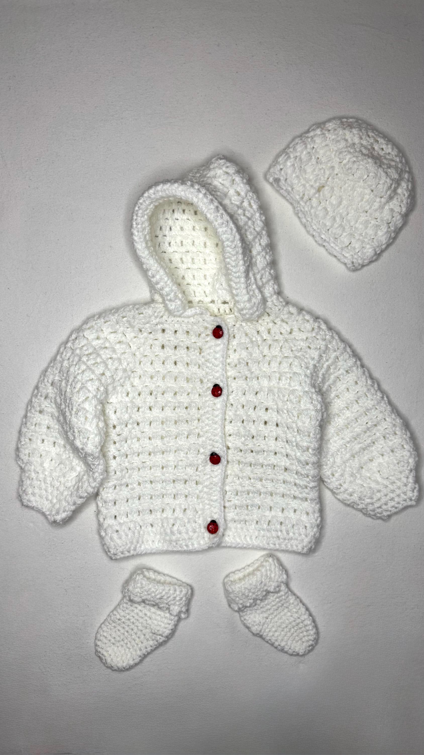 Babyset Gehäkelt - Weiß Mit Marienkäferknöpfen | Jacke, Mütze, Socken Gr. 56 Unikat Handgemacht Geschenkidee Babyset Gehäkelt - Weiß Mit Marienkäferknöpfen | Jacke, Mütze, Socken Gr. 56 Unikat Handgemacht Geschenkidee von OmisZauberhand