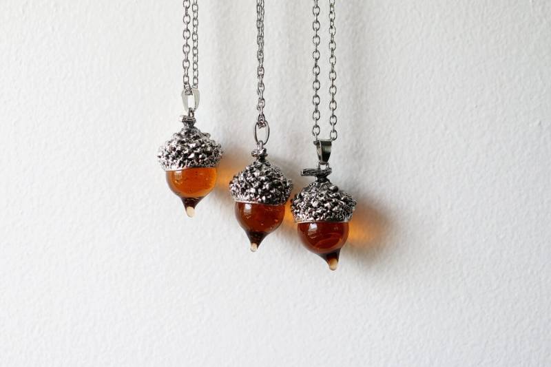 Glas Eichel Anhänger Halskette Glas Eichel Anhänger Halskette von OmniFeral