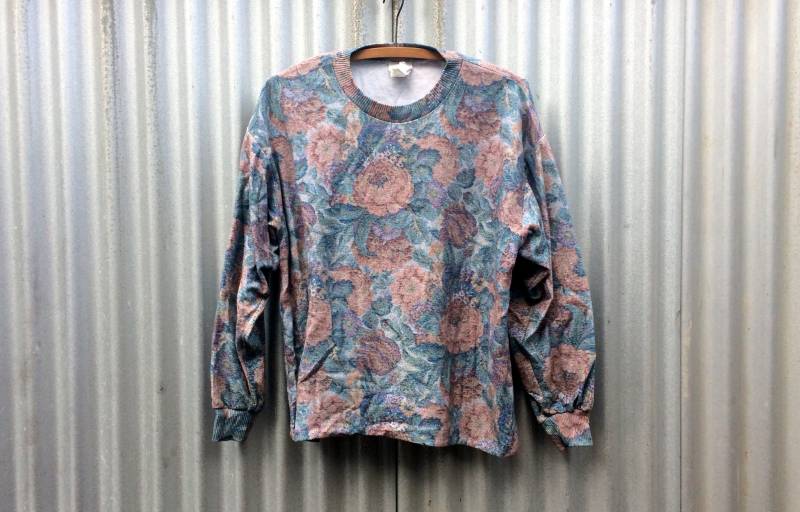 Grunge in Bloom - Weiche Florale Langarm-Sweatshirt Mit Alternativen Empfindlichkeiten Ezl Grunge in Bloom - Weiche Florale Langarm-Sweatshirt Mit Alternativen Empfindlichkeiten Ezl von Omnimonger