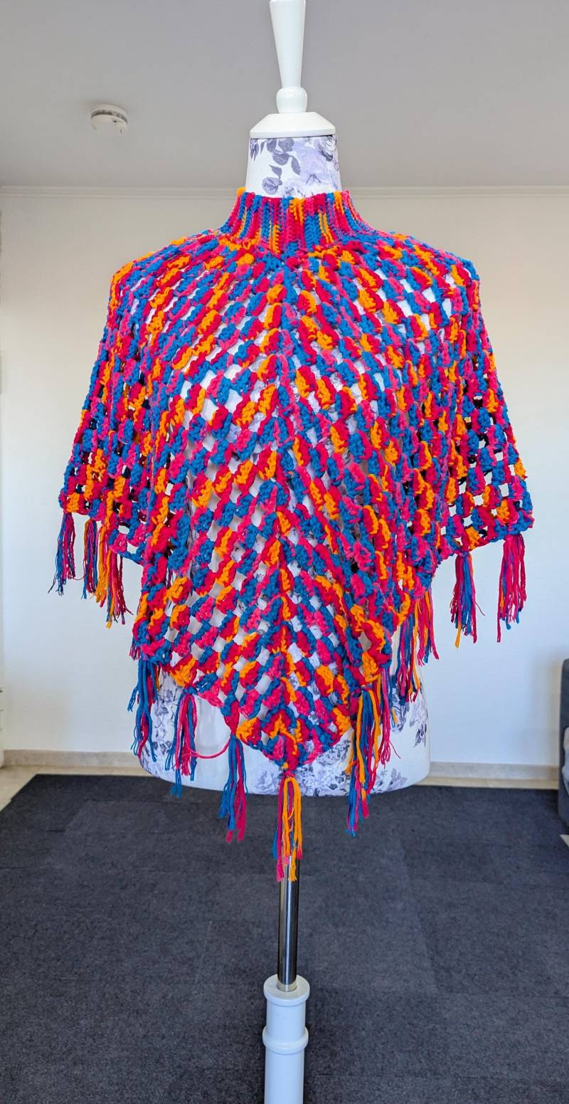 Bunter Fransen Poncho - Regenbogen Boho Schal, Einzigartiger, Handgemachter Gehäkelter von Omolanke