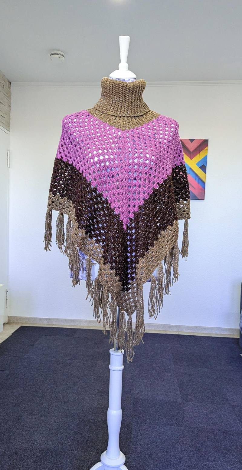 Handgefertigter Häkelponcho Color Block Fransen Rollkragen Schal - Boho Wrap von Omolanke