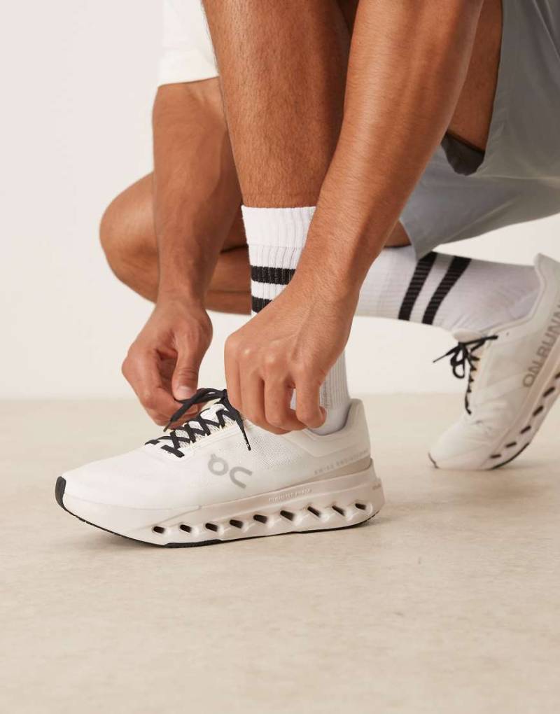 ON - Cloudsurfer Next - Lauf-Sneaker in Elfenbein und Silber-Weiß von On Running