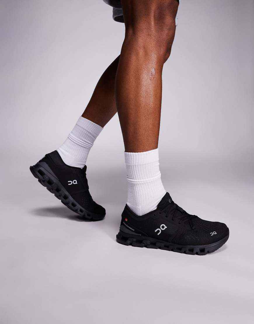 On Running - Cloud X 4 Training - Sneaker in Dreifach-Schwarz von On Running