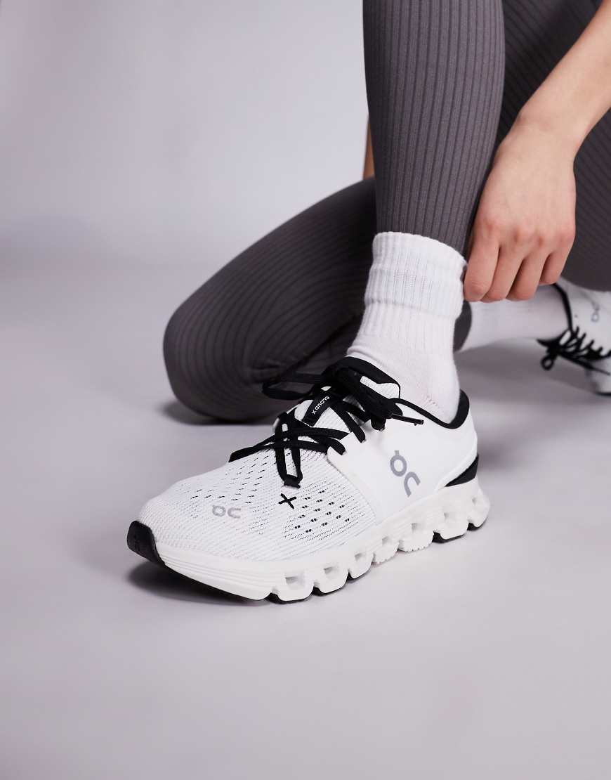 On Running - Cloud X 4 Training - Sneaker in Weiß und Schwarz von On Running