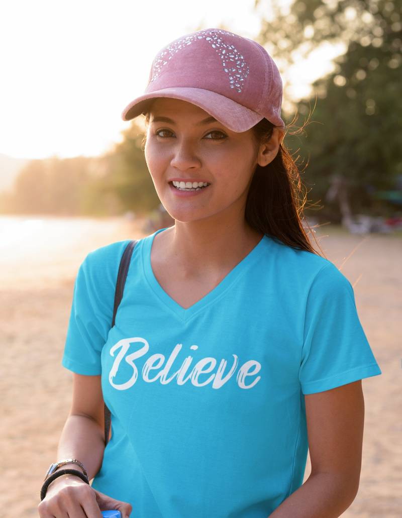 Believe T-Shirt Weiche Baumwolle, V-Ausschnitt Oder Rundhalsausschnitt von OnAGoodNoteDesigns