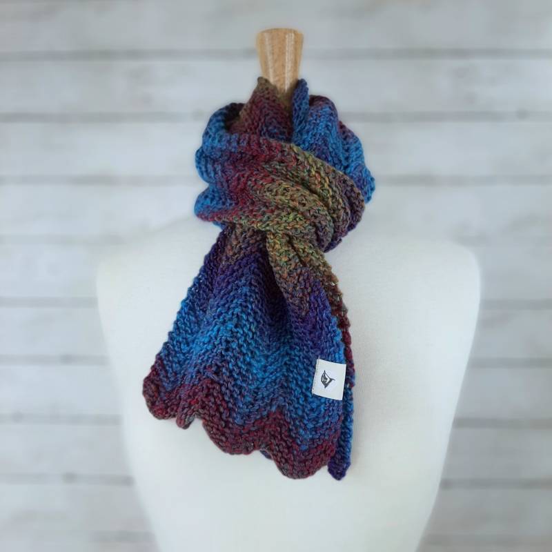 Kinder Mehrfarbiger Handgefertigter Strick Retro Chevron Winterschal - Acryl von OnALarkByLarkin