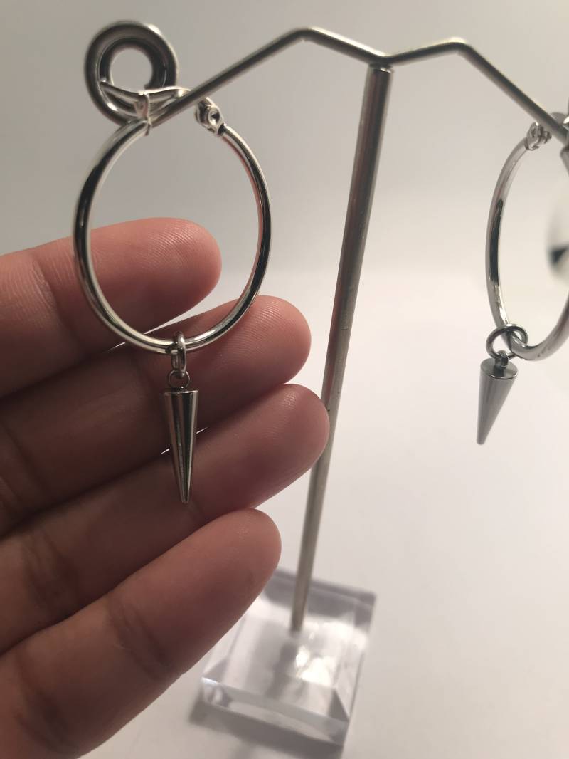 Edelstahl Ohrringe Mit Fledermäusen Und Spikes von OnASomberNote